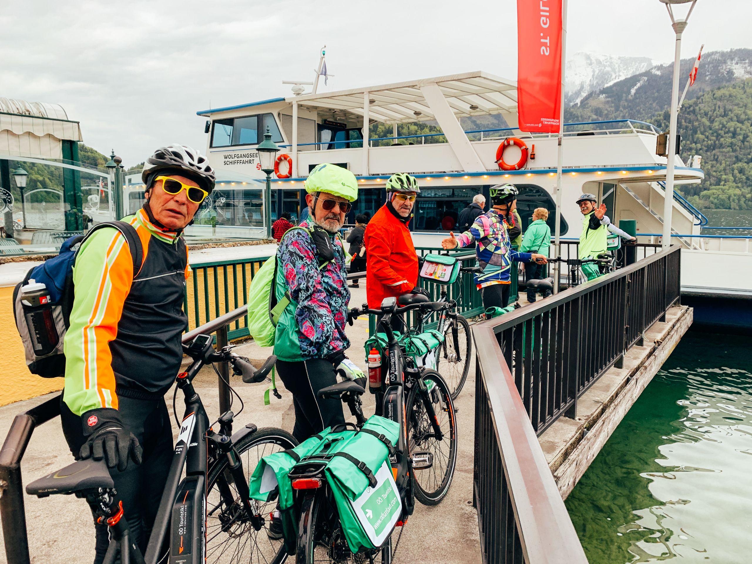 Gruppo di ciclisti in sosta lungo un percorso panoramico tra i laghi vicino a Salisburgo, Ciclabile del Salzkammergut